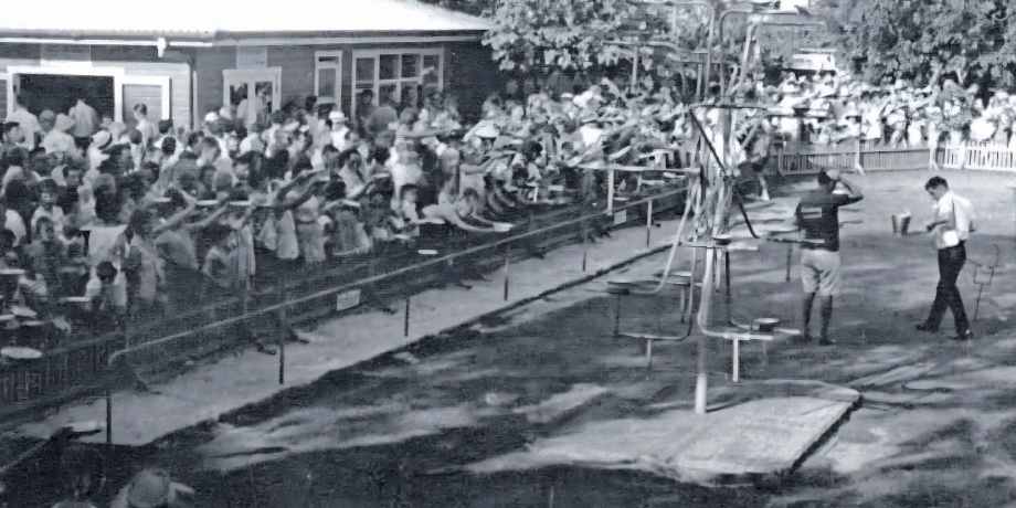 Old photo of an audience watching a live show at Currumbin Sanctuary